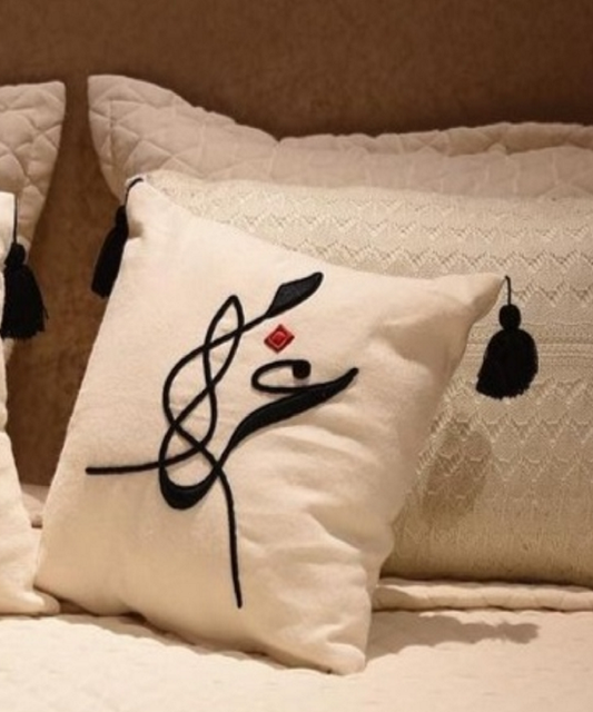 Housse  de coussin HAYEK bordures lettres arabes غزل